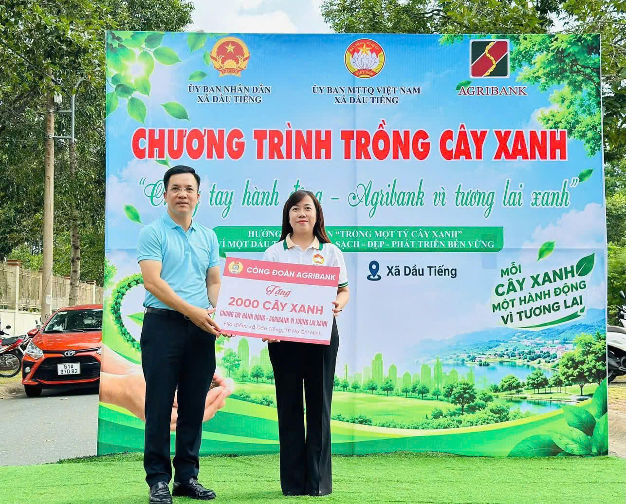 Đồng chí Nguyễn Trung Dũng đại diện Công đoàn Agribank trao biểu trưng 2.000 cây xanh tặng đại diện xã Dầu Tiếng