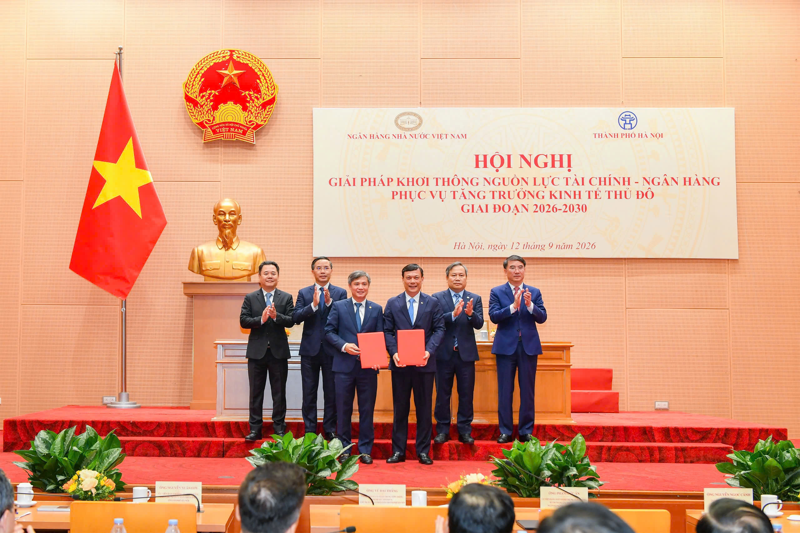 Lãnh đạo NHNN và Lãnh đạo TP Hà Nội chứng kiến ký kết hợp tác giữa TCTD và doanh nghiệp