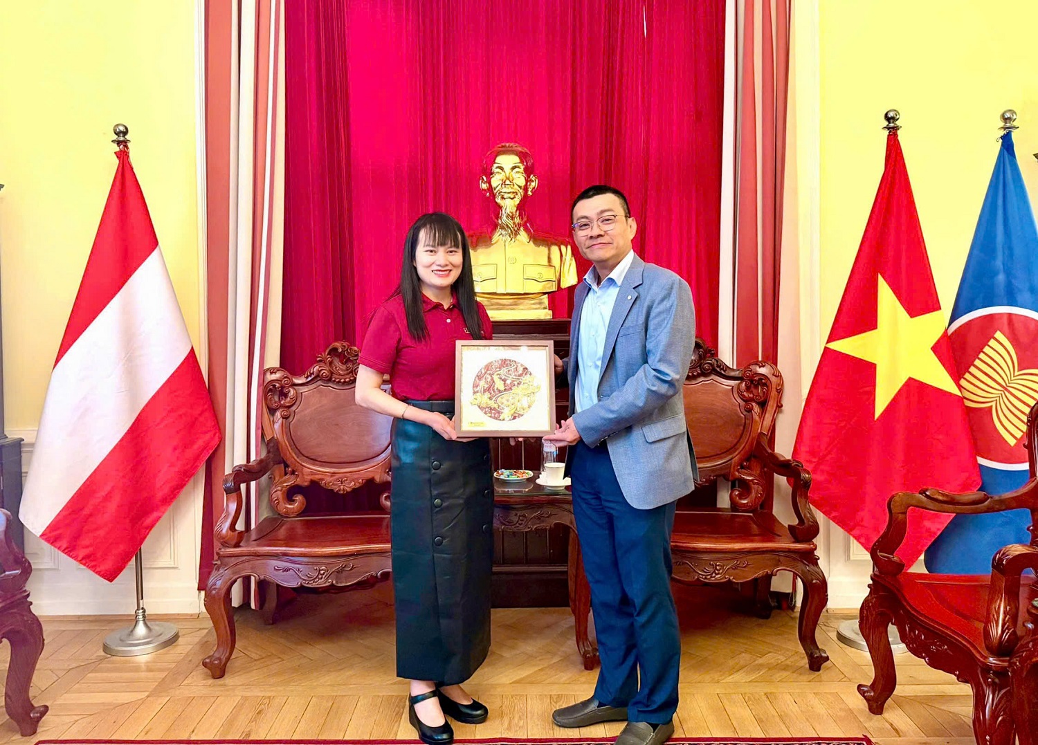 Đại sứ Việt Nam tại Cộng hòa Áo Vũ Lê Thái Hoàng và Phó Tổng Giám đốc Agribank Phùng Thị Bình.