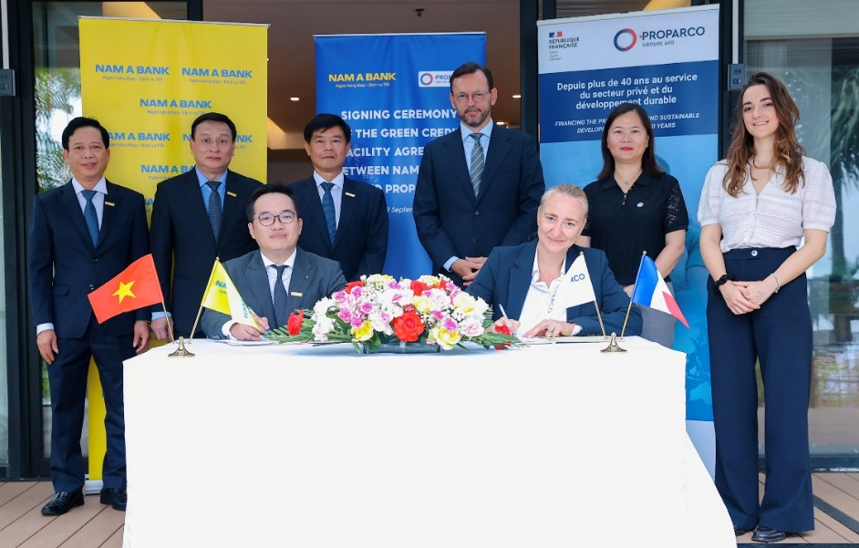 Ông Võ Hoàng Hải – Phó Tổng giám đốc Nam A Bank và Bà Rebecca Benhamou, Giám đốc đầu tư cao cấp của Proparco ký kết thỏa thuận dưới sự chứng kiến của ông Julien Seillan - Giám đốc quốc gia AFD và Lãnh đạo hai bên.