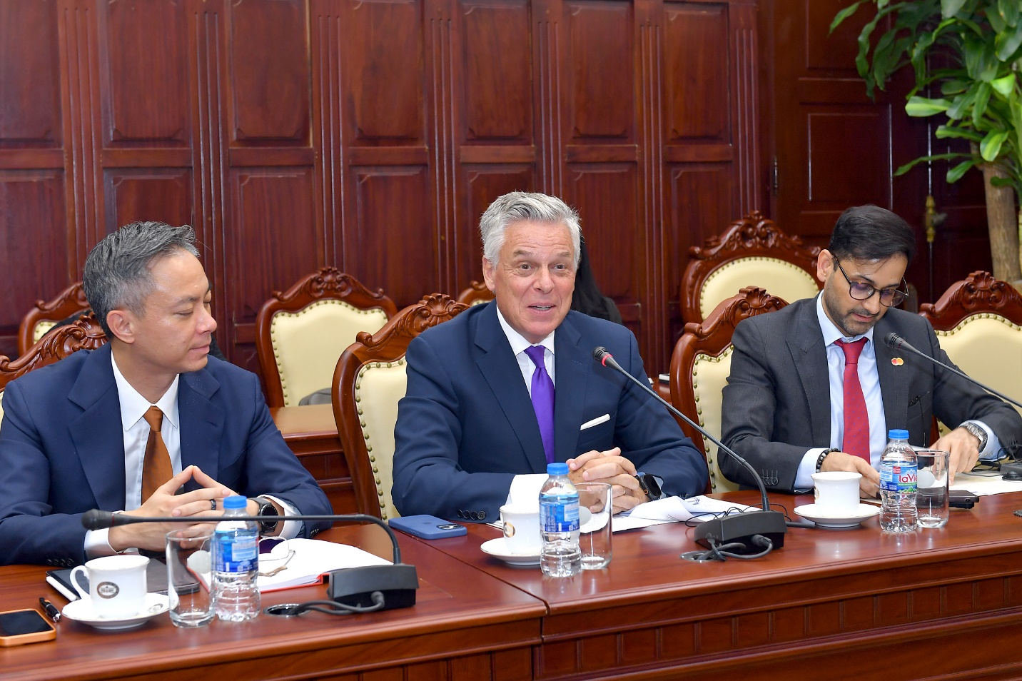 Ông Jon M. Huntsman - Phó Chủ tịch Tập đoàn Mastercard phát biểu tại buổi làm việc