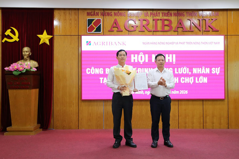 Phó Tổng Giám đốc Agribank Hoàng Minh Ngọc trao quyết định về công tác mạng lưới cho đại diện lãnh đạo Chi nhánh 5