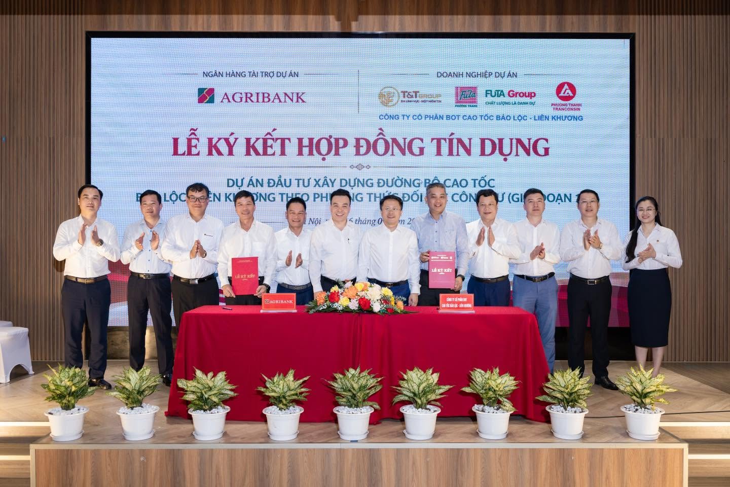 Đại diện các chi nhánh Agribank Chi nhánh Hà Nội; Chi nhánh Lâm Đồng; Chi nhánh Lâm Đồng II tham gia Lễ Ký kết