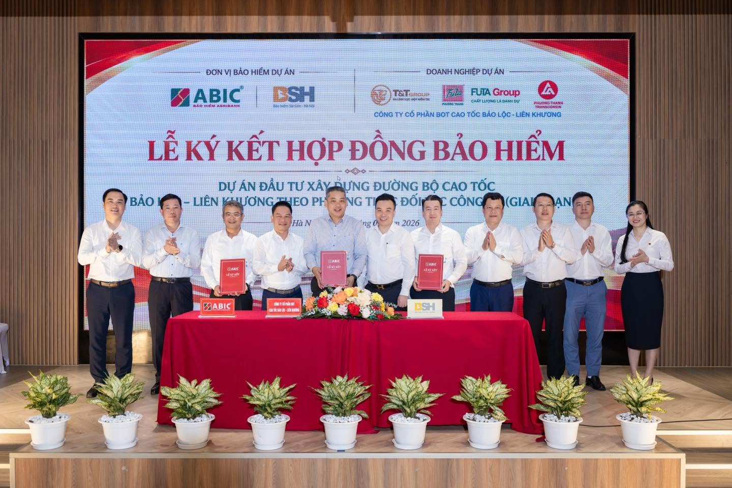 Cùng với lễ ký kết hợp đồng tín dụng, Công ty Cổ phần Bảo hiểm Ngân hàng Nông nghiệp (ABIC) cũng thực hiện ký kết hợp đồng bảo hiểm với Công ty Cổ phần BOT Cao tốc Bảo Lộc - Liên Khương