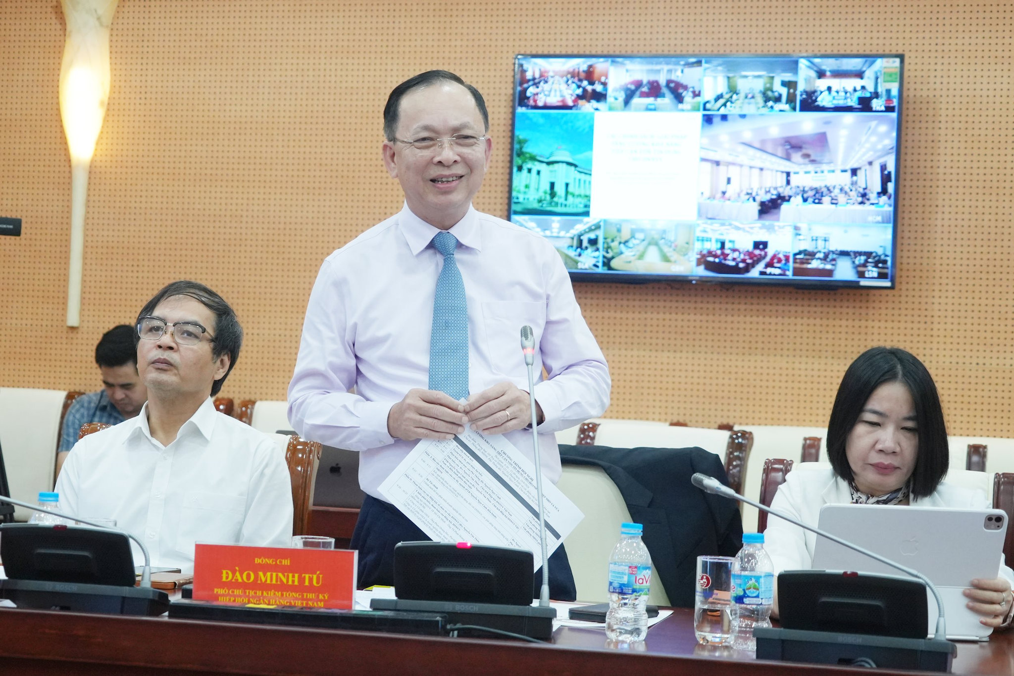 TS. Đào Minh Tú, Phó Chủ tịch kiêm Tổng Thư ký Hiệp hội Ngân hàng Việt Nam phát biểu tại Hội nghị “Tăng cường khả năng tiếp cận vốn tín dụng cho DNNVV”