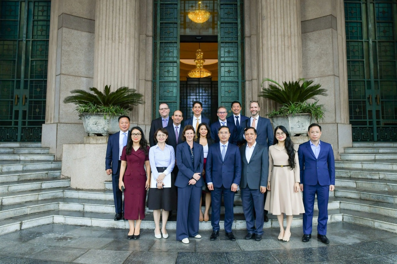 Thống đốc Phạm Đức Ấn chụp ảnh lưu niệm với đoàn công tác của FTSE Russell
