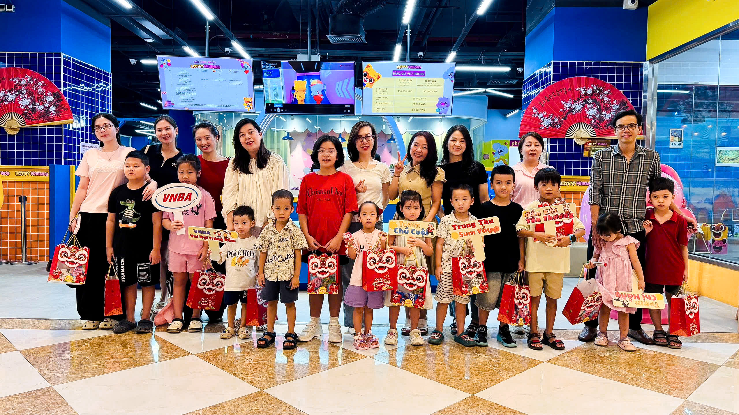 Con em cán bộ nhân viên cơ quan thường trực vui Tết Trung thu