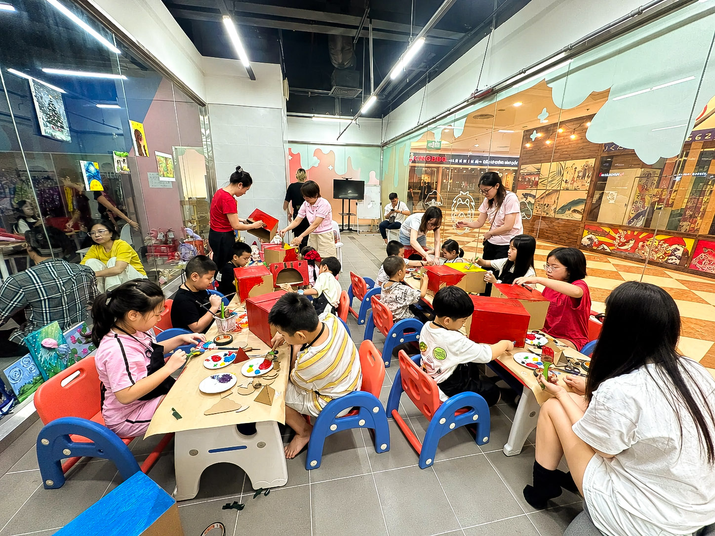 Các bé tham gia trải nghiệm Workshop DIY Carton