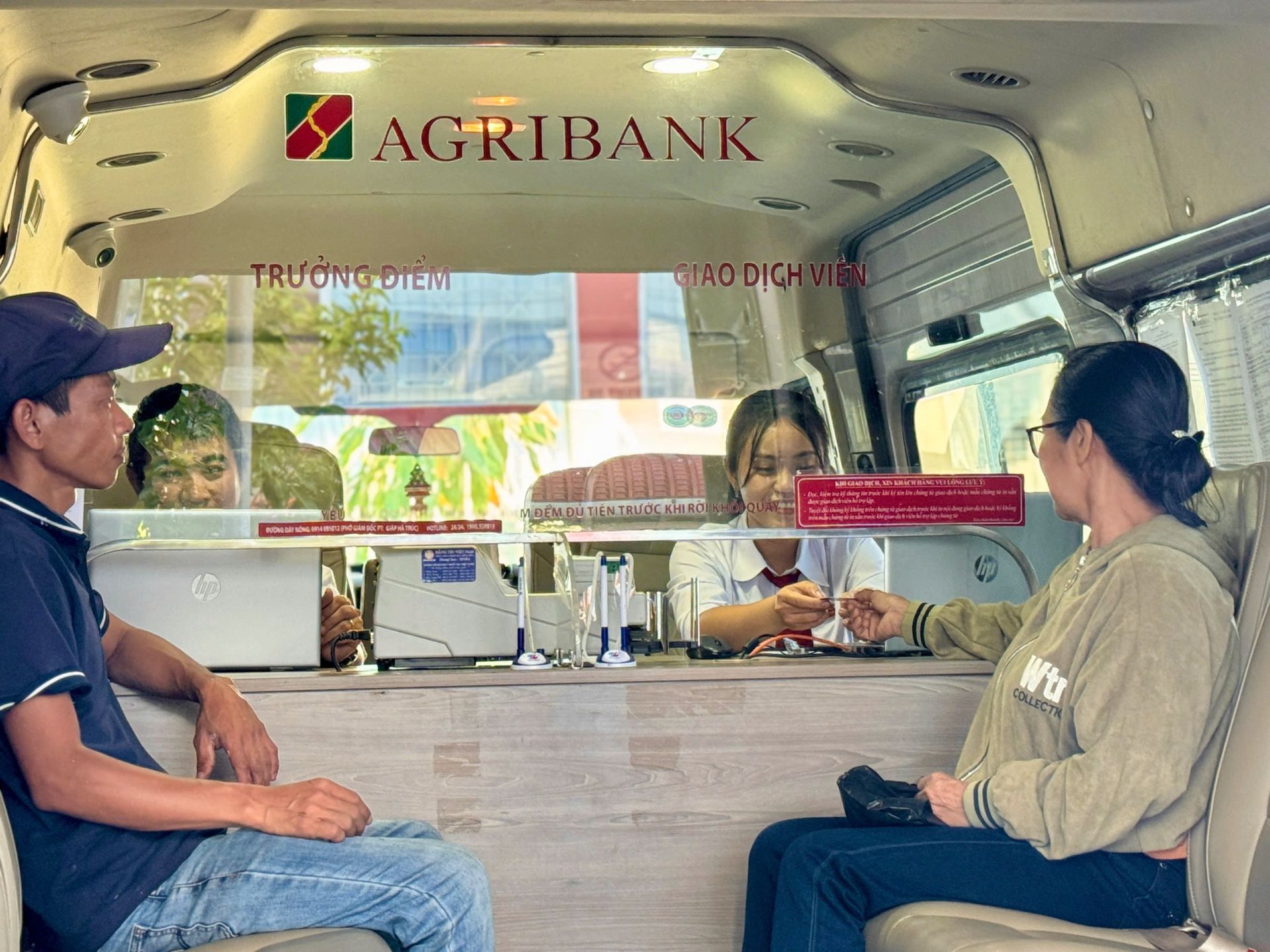 Điểm giao dịch lưu động bằng ô tô chuyên dùng của Agribank góp phần đưa dịch vụ ngân hàng đến gần hơn với người dân tại khu vực nông thôn, vùng sâu, vùng xa