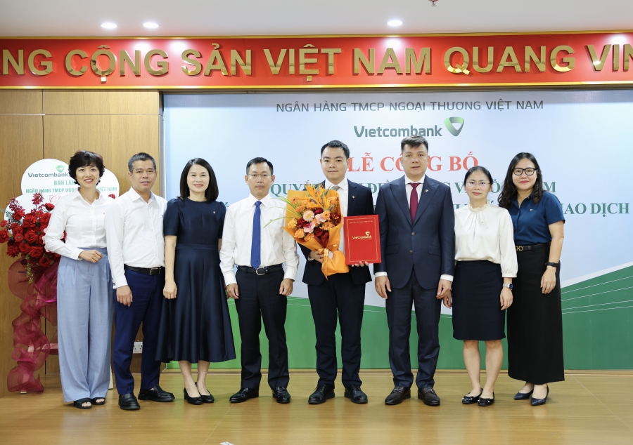 Ông Hồ Văn Tuấn - Ủy viên BCH Đảng bộ, Phó Tổng Giám đốc Vietcombank (thứ 3 từ phải sang) và Ban Giám đốc Vietcombank Sở giao dịch chúc mừng tân Phó Giám đốc Chi nhánh