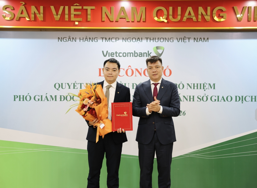Ông Hồ Văn Tuấn - Ủy viên BCH Đảng bộ, Phó Tổng Giám đốc Vietcombank (bên phải) trao quyết định bổ nhiệm ông Trần Hữu Nam giữ chức vụ Phó Giám đốc Vietcombank Sở giao dịch