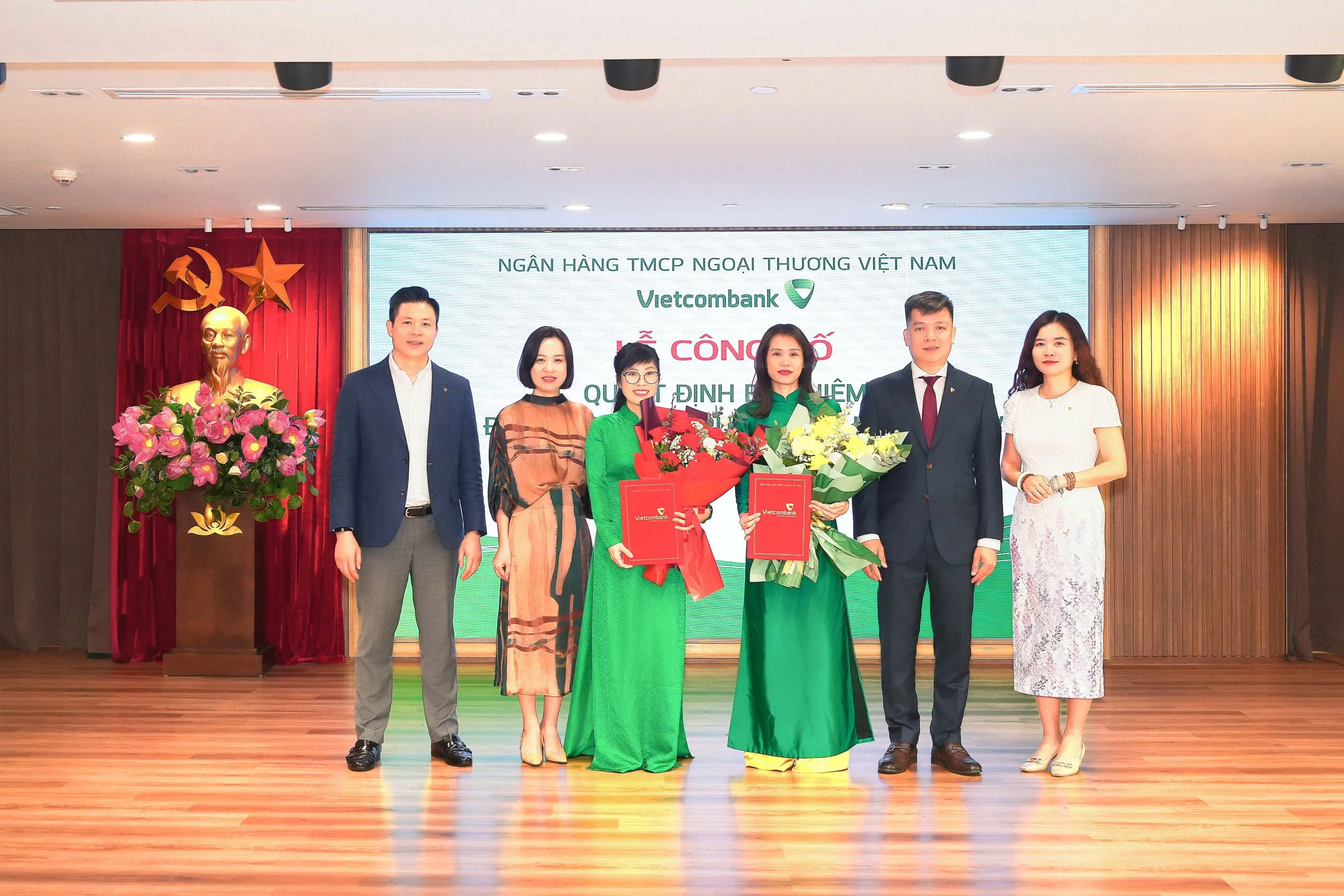 Ông Hồ Văn Tuấn - Phó Tổng Giám đốc Vietcombank (thứ 2 từ phải sang) cùng đại diện lãnh đạo các phòng ban chụp ảnh lưu niệm chúc mừng tân Phó Giám đốc Ban Khách hàng Doanh nghiệp Lớn và tân Phó Trưởng phòng Phê duyệt Tín dụng Trụ sở chính