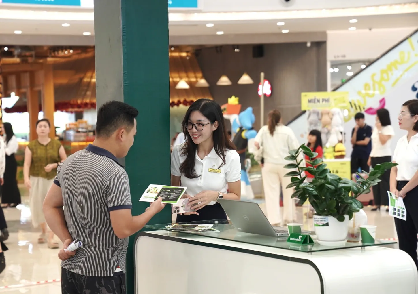Người dân trải nghiệm các giải pháp tài chính số tại gian hàng Vietcombank trong khuôn khổ chương trình ở Hưng Yên