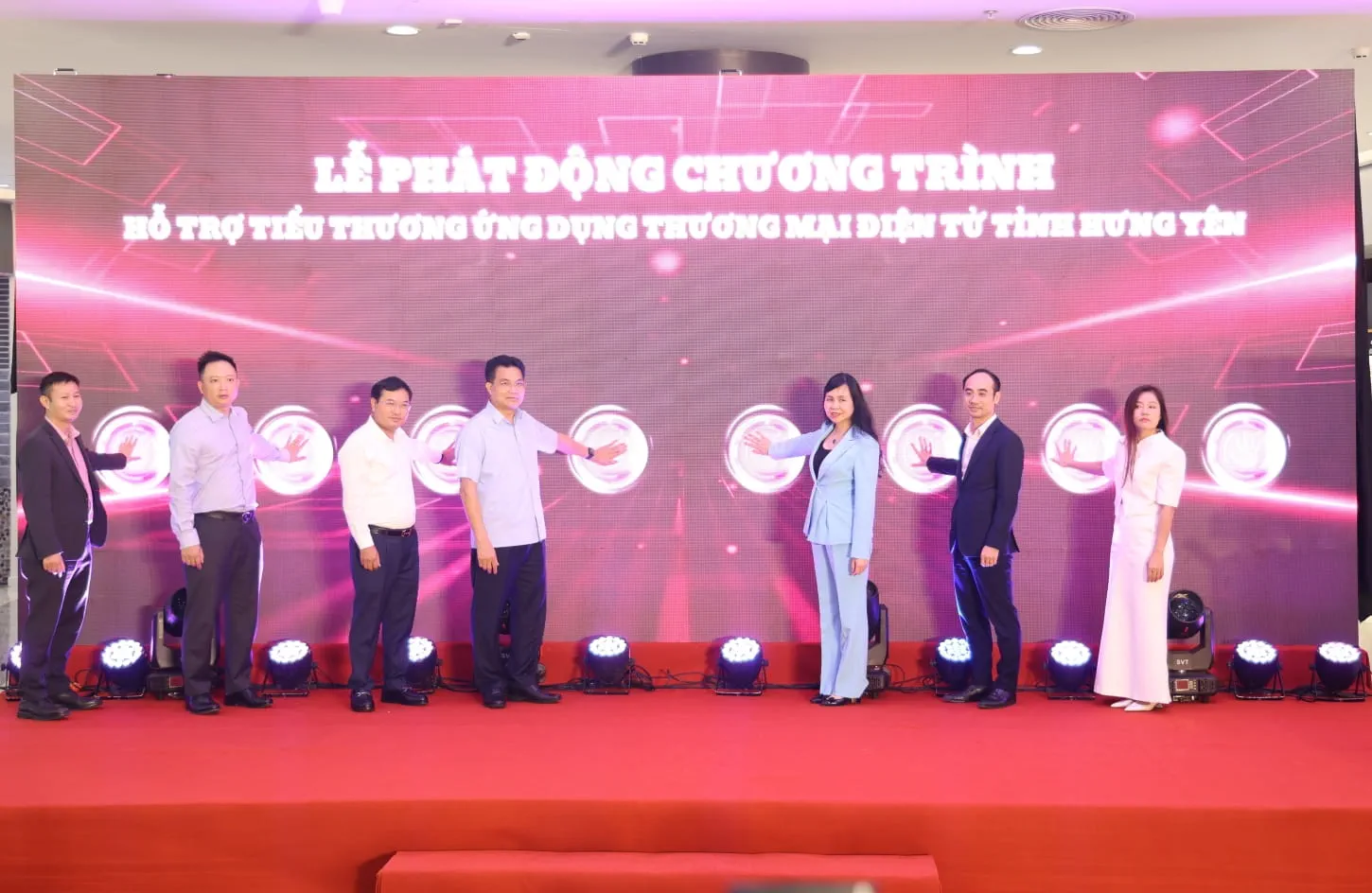 Các đại biểu bấm nút phát động Chương trình Hỗ trợ tiểu thương ứng dụng thương mại điện tử tại Hưng Yên (đại diện Vietcombank tham gia, ông Nguyễn Ngọc Dũng - Giám đốc Vietcombank Hưng Yên, đứng thứ 3 từ trái sang)
