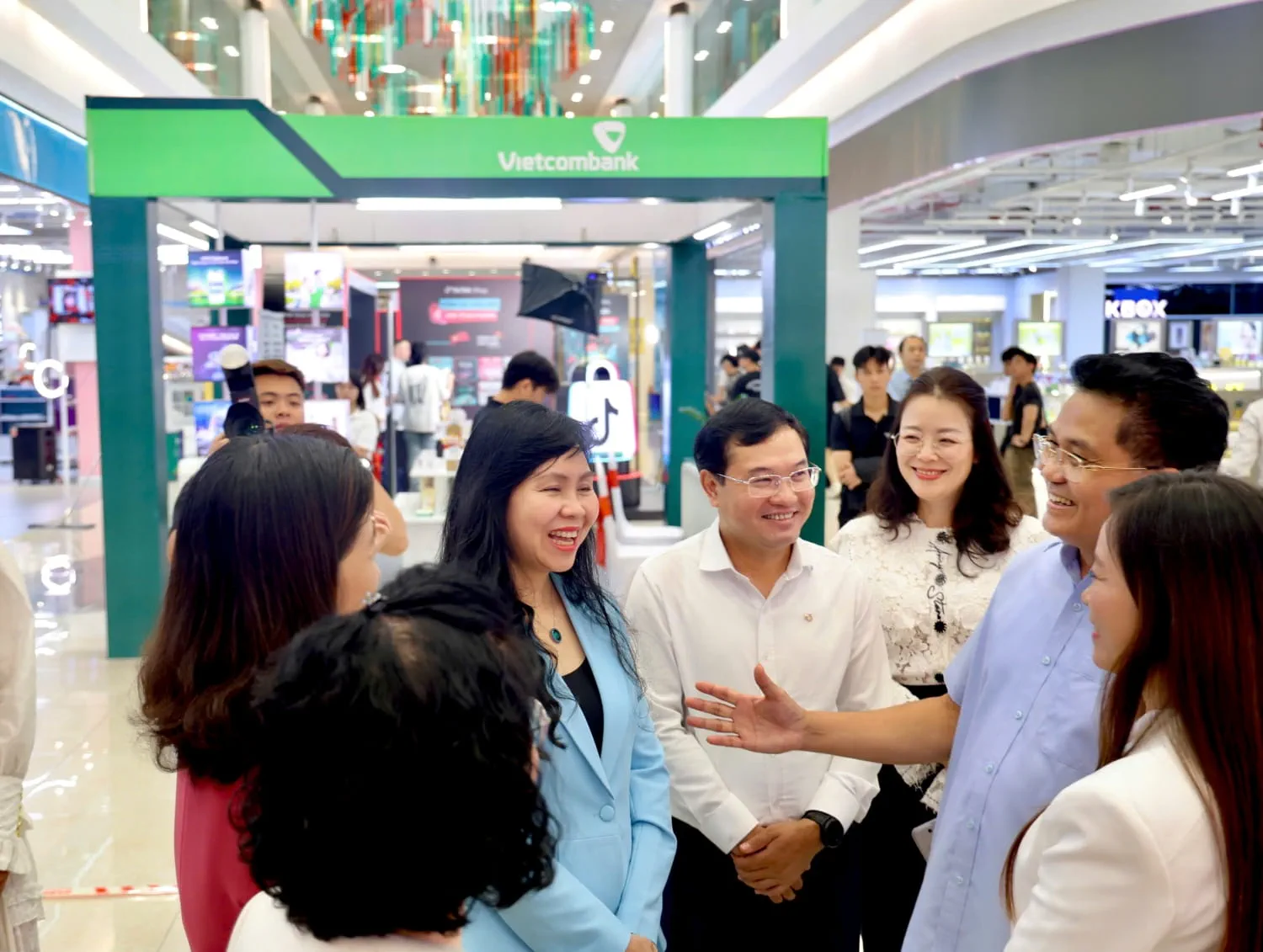 Ông Lê Quang Hòa - Ủy viên Ban Thường vụ Tỉnh ủy, Phó Chủ tịch UBND tỉnh Hưng Yên; bà Lê Hoàng Oanh - Cục trưởng Cục Thương mại điện tử, Bộ Công Thương cùng đại diện đại biểu, khách mời tham quan và trải nghiệm các giải pháp tài chính số tại gian hàng Vietcombank trong khuôn khổ chương trình