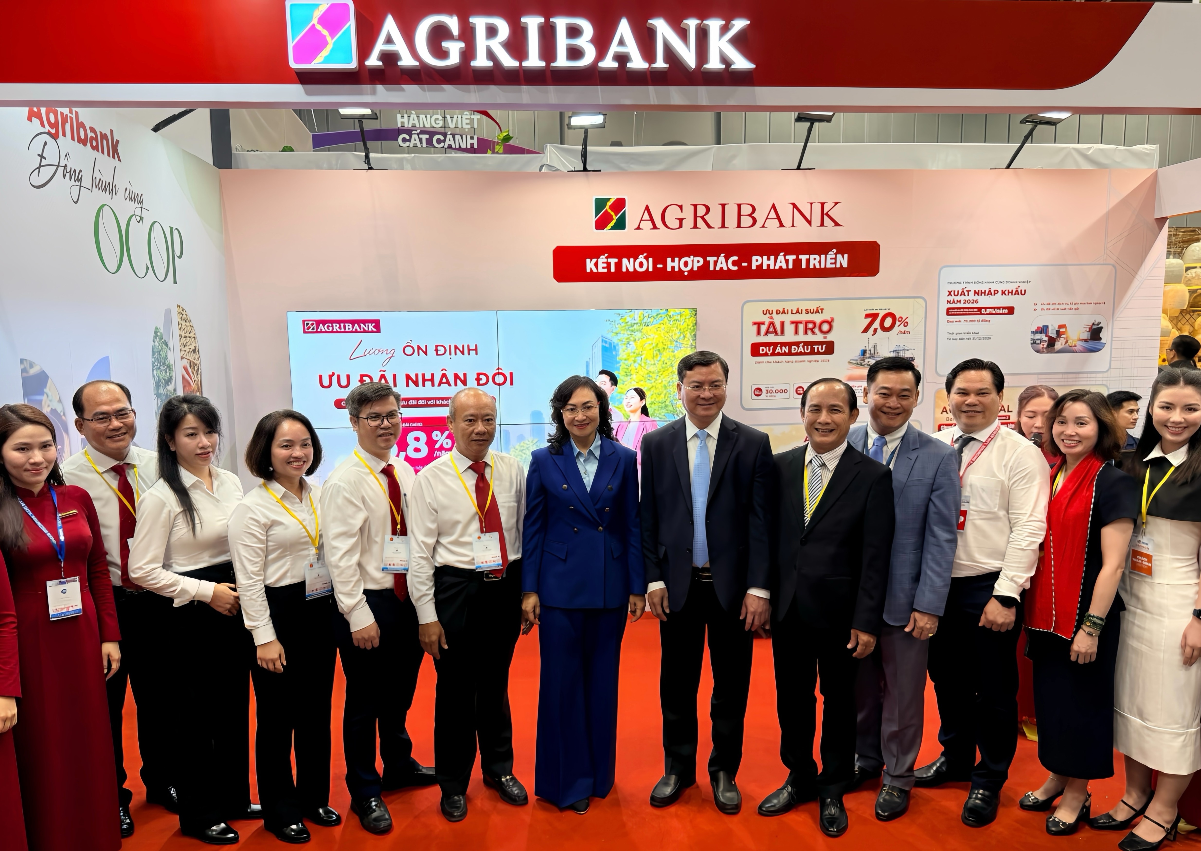 Gian hàng Agribank tại Triển lãm Kết nối Chuỗi cung ứng hàng hóa quốc tế vinh dự đón tiếp lãnh đạo Bộ Công Thương, lãnh đạo Ủy ban Nhân dân TP. Hồ Chí Minh cùng các đại biểu