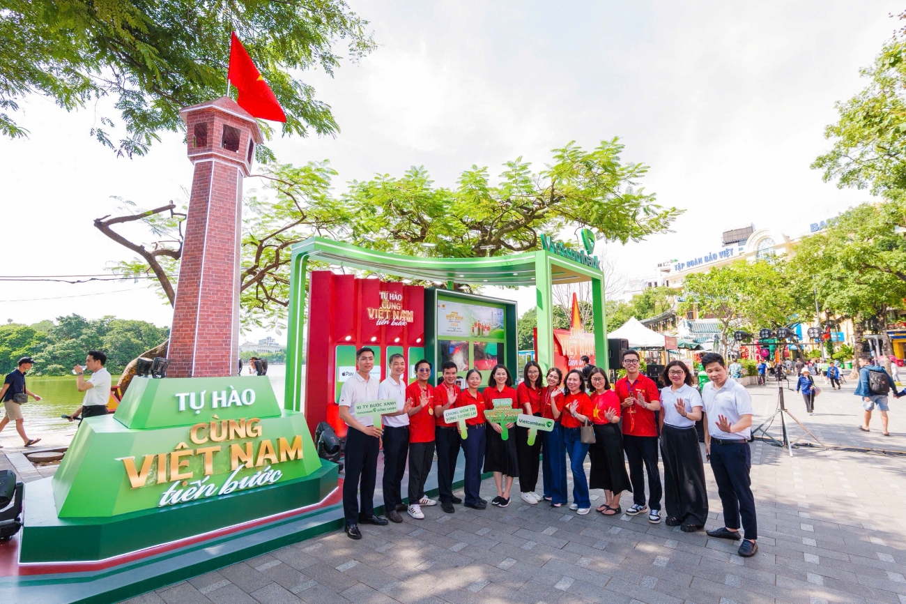 Gian hàng Vietcombank bắt đầu vận hành từ sáng 29/8, thu hút đông đảo khách hàng, người dân tham quan và check-in trong chuỗi hoạt động “Cùng Việt Nam tiến bước”