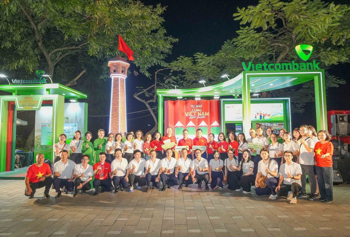 Ban lãnh đạo cùng cán bộ, nhân viên chụp ảnh lưu niệm tại gian hàng Vietcombank trong không gian chương trình “Cùng Việt Nam tiến bước”