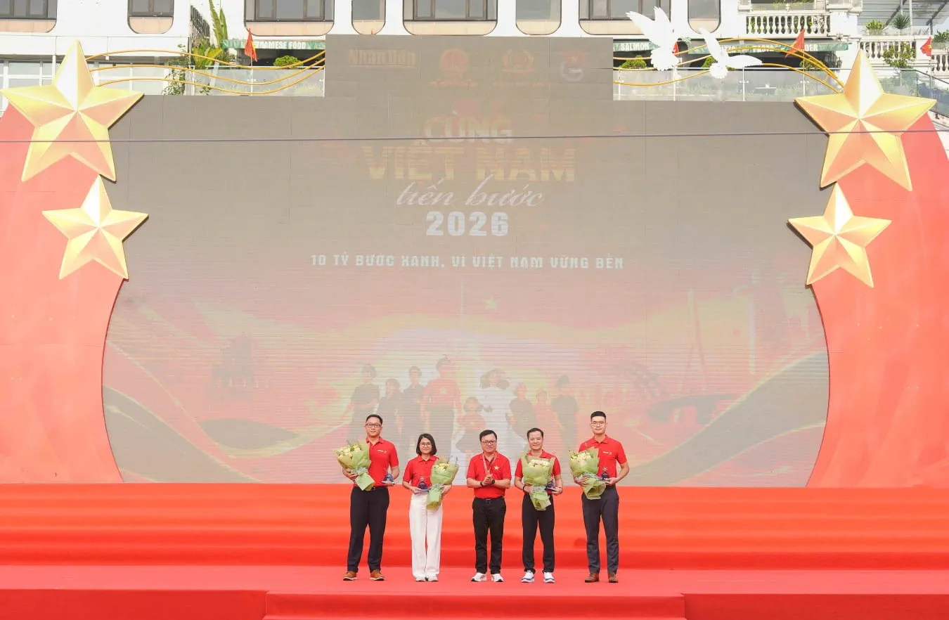 Đại diện Vietcombank, đồng chí Lê Hoàng Tùng - Phó Tổng Giám đốc (thứ 2 từ phải sang) cùng một số đơn vị nhận hoa và kỷ niệm chương từ Ban Tổ chức tri ân đối với những đóng góp cho thành công của chương trình