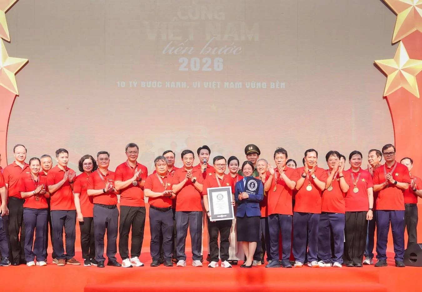 Chương trình “Cùng Việt Nam tiến bước” với sự đồng hành của Vietcombank thu hút 1.774.268 người tham gia, ghi nhận 10.068.000.515 bước chân, được Tổ chức Kỷ lục Thế giới Guinness trao chứng nhận Kỷ lục Guinness thế giới về số lượng địa phương cùng đồng loạt tổ chức hoạt động đi bộ nâng cao nhận thức về môi trường