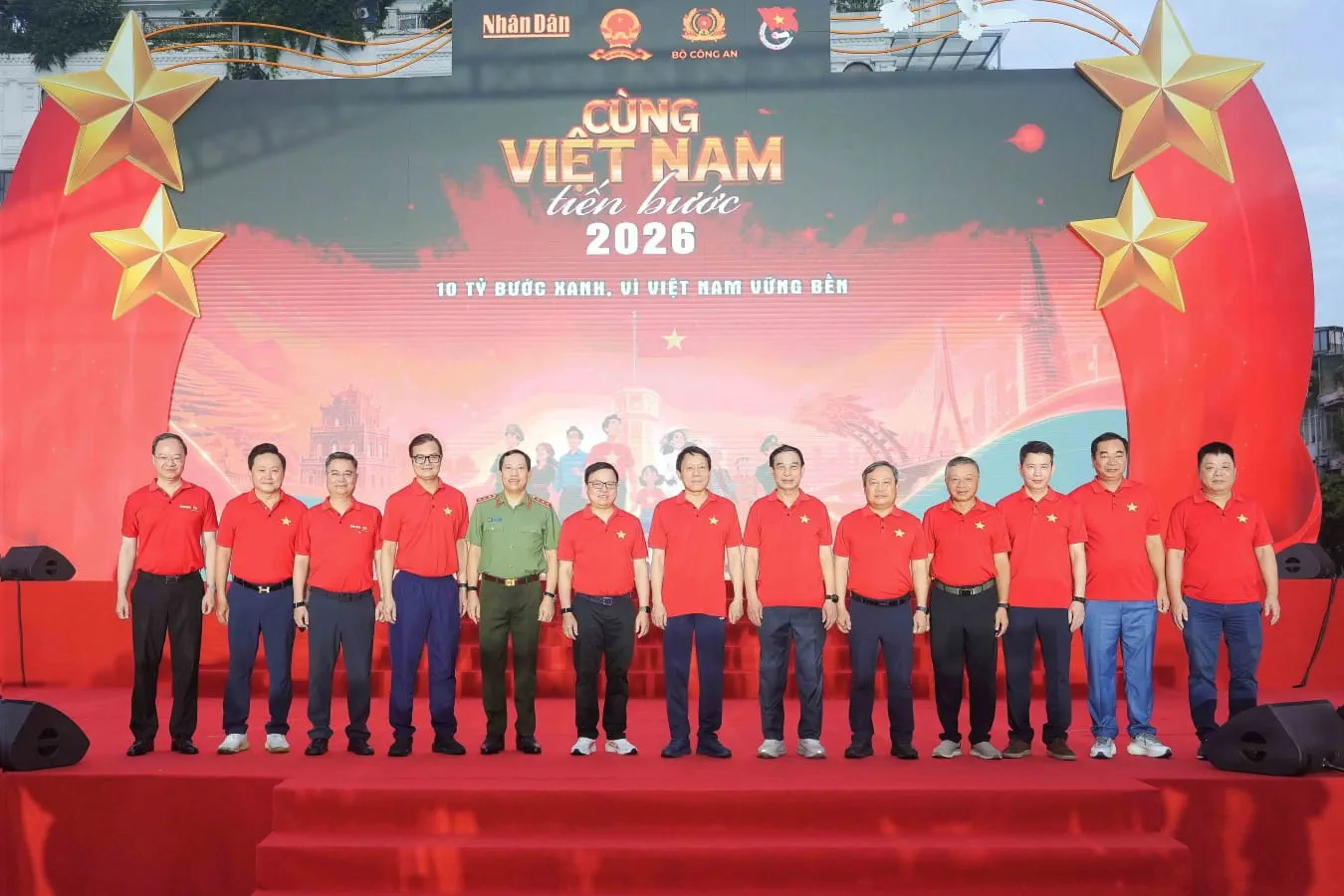 Đồng chí Nguyễn Thanh Tùng - Bí thư Đảng ủy, Chủ tịch HĐQT Vietcombank (thứ 3 từ trái sang) và đồng chí Lê Quang Vinh - Thành viên HĐQT, Tổng Giám đốc Vietcombank (ngoài cùng bên trái) chụp ảnh lưu niệm cùng đồng chí Đại tướng Phan Văn Giang - Ủy viên Bộ Chính trị, Phó Thủ tướng Chính phủ, Bộ trưởng Bộ Quốc phòng; đồng chí Đại tướng Lương Tam Quang - Ủy viên Bộ Chính trị, Bộ trưởng Bộ Công an và các đồng chí lãnh đạo Bộ Quốc phòng, Bộ Công an, Trung ương Đoàn, Báo Nhân Dân và UBND Thành phố Hà Nội tham dự chương trình