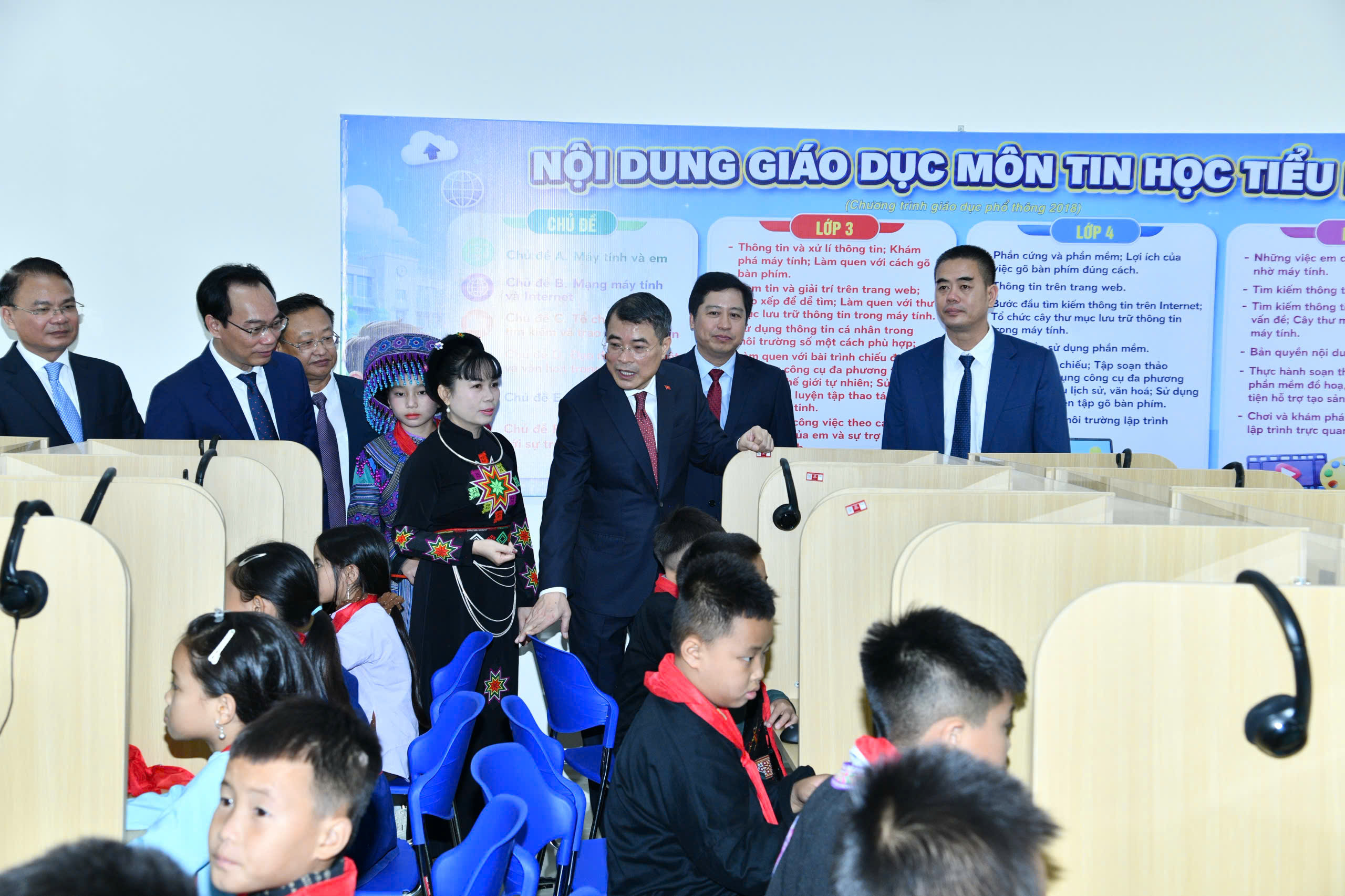 Thủ tướng Chính phủ Lê Minh Hưng thăm phòng học máy tính do Agribank trao tặng Trường Phổ thông nội trú Tiểu học và THCS Mường Khương.