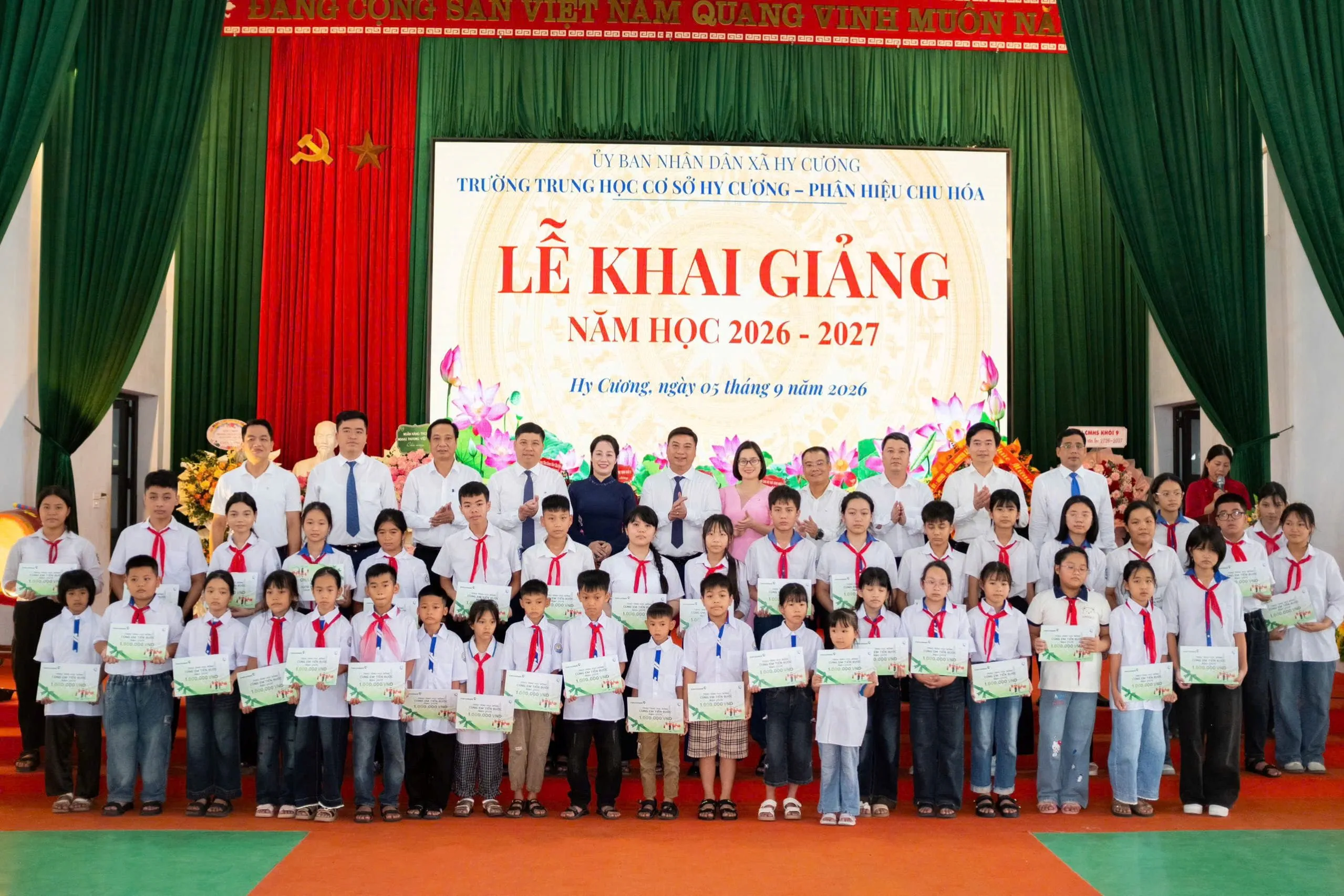 Các đại biểu chụp ảnh lưu niệm cùng các em học sinh được trao tặng học bổng trên địa bàn xã Hy Cương, Phú Thọ