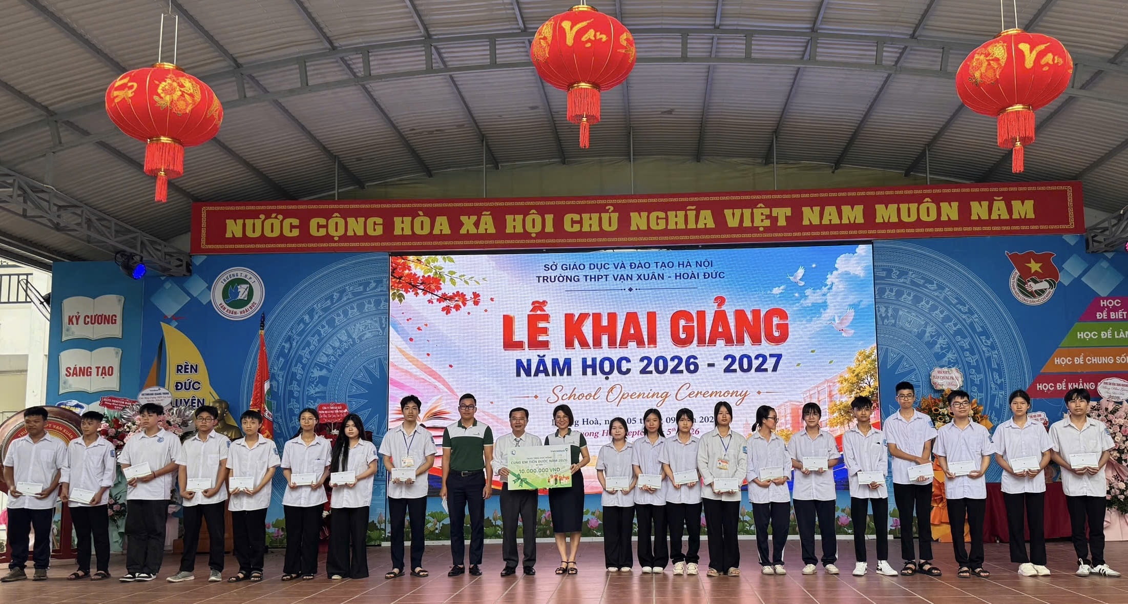 Chi nhánh Vietcombank Sở giao dịch trao học bổng cho các em học sinh tại Trường THPT Vạn Xuân (xã Hoài Đức - TP Hà Nội)