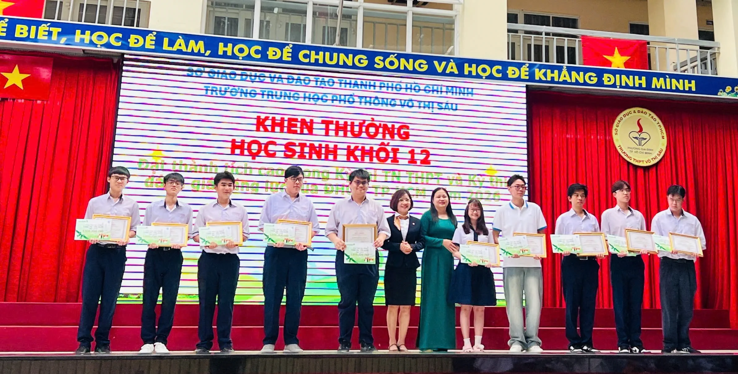 Chi nhánh Vietcombank TP.HCM trao học bổng cho các em học sinh tại Trường THPT Võ Thị Sáu