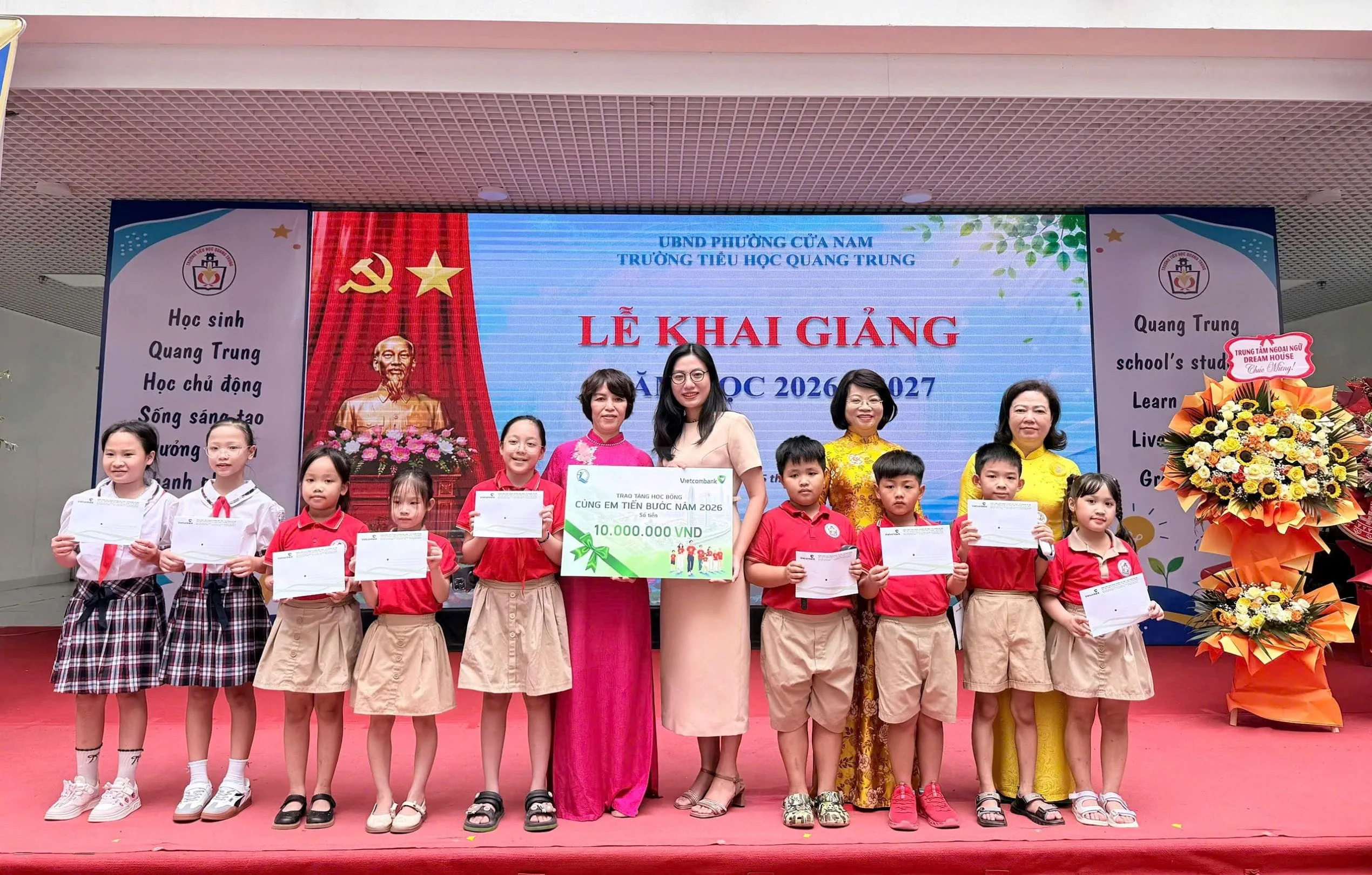 Chi nhánh Vietcombank Hà Nội trao học bổng cho các em học sinh tại Trường Tiểu học Quang Trung (Phường Cửa Nam - TP Hà Nội)