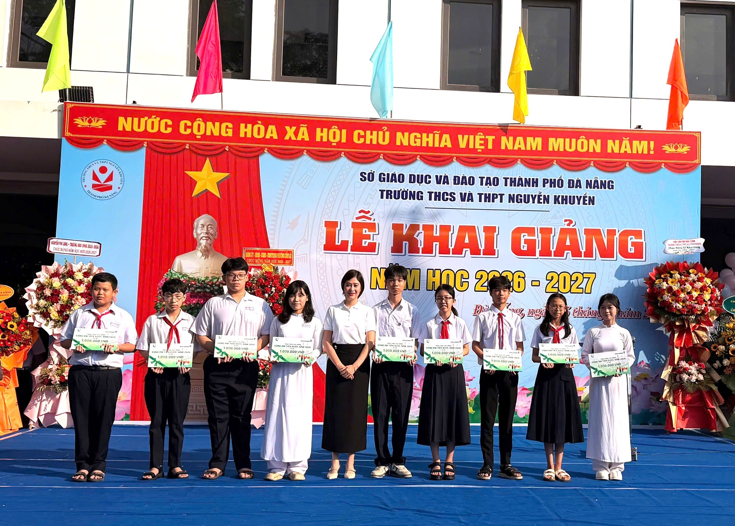 Chi nhánh Vietcombank Đà Nẵng trao học bổng cho các em học sinh tại Trường THCS và THPT Nguyễn Khuyến