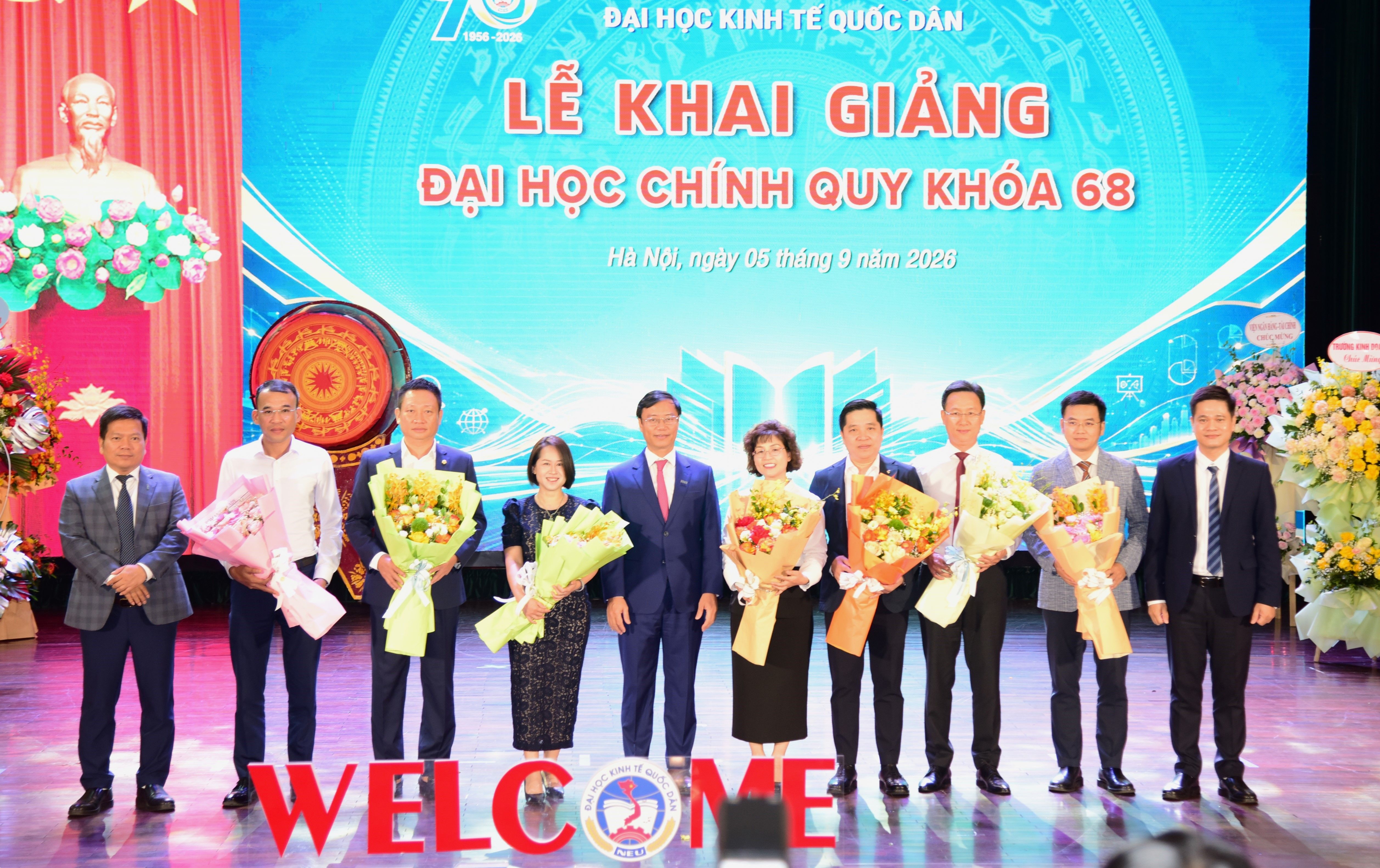 Ban Giám hiệu Trường tặng hoa tri ân các đơn vị tài trợ