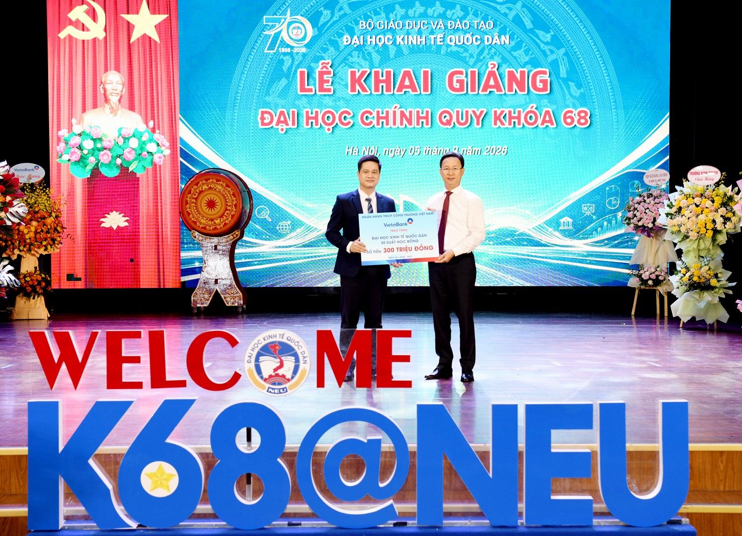 Ông Lê Thanh Tùng đại diện VietinBank trao học bổng trị giá 300 triệu đồng cho Đại học Kinh tế Quốc dân