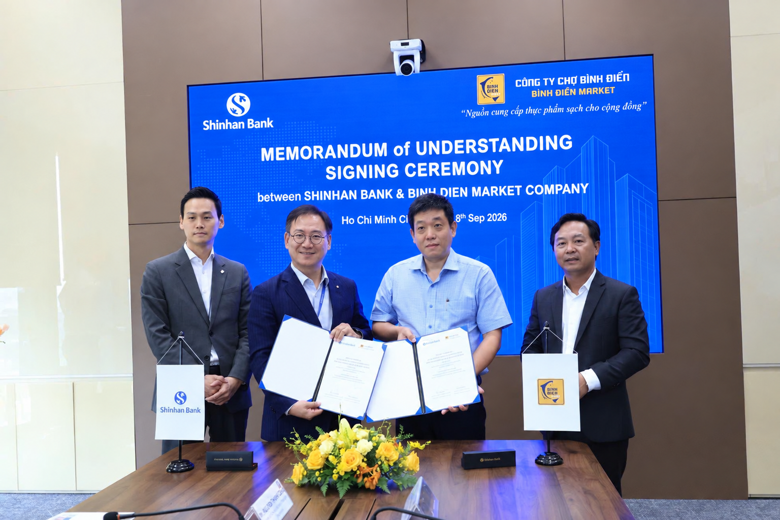 Ông Yang Ho Rim, Phó Tổng Giám đốc Ngân hàng Shinhan Việt Nam, cùng ông Phan Thành Tân, Giám đốc, và ông Hồ Minh Tân, Phó Giám đốc Công ty Quản lý và Kinh doanh Chợ Bình Điền, tại lễ ký kết Biên bản ghi nhớ hợp tác giữa hai bên.