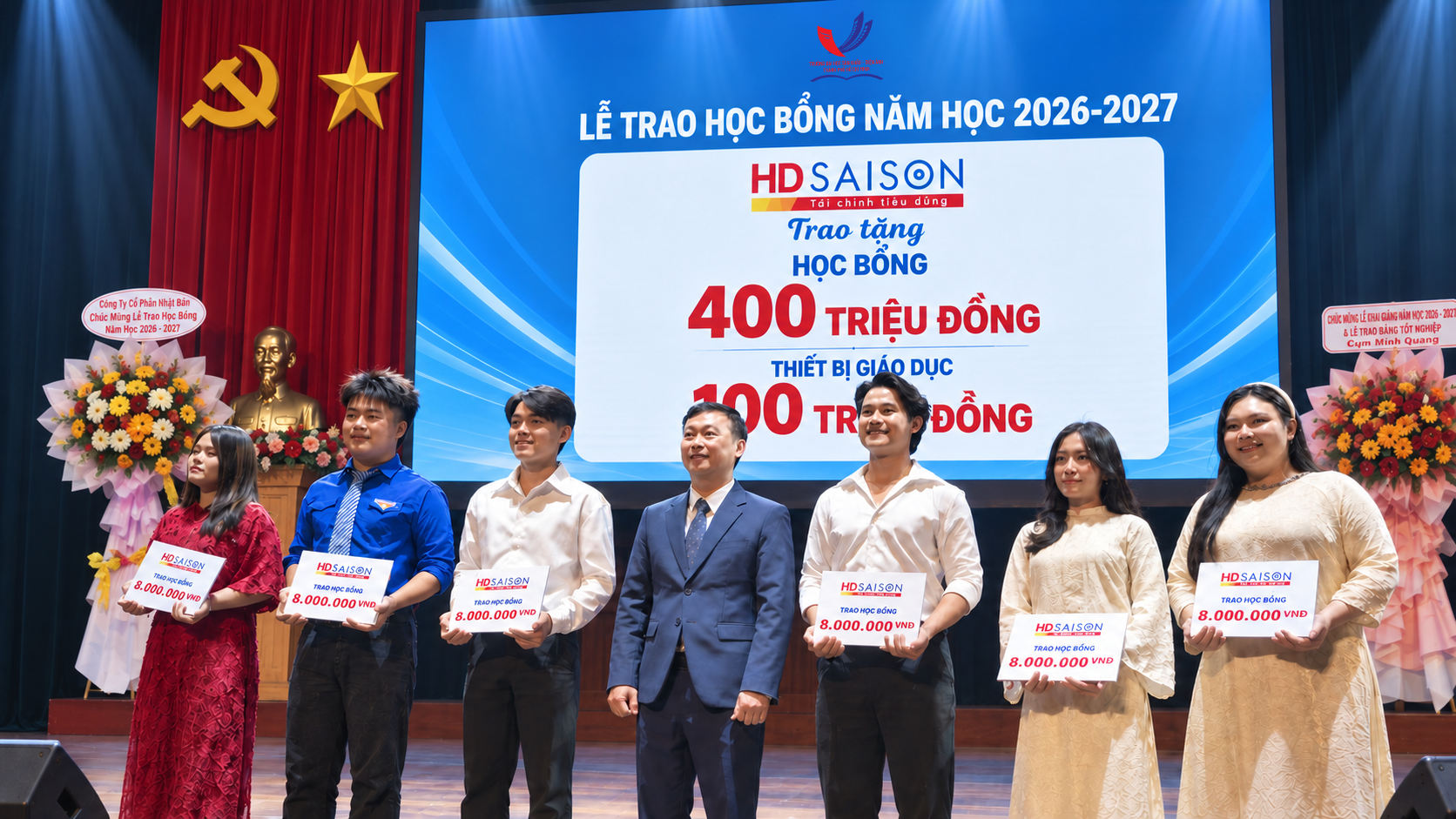 Sinh viên Trường Đại học Sân khấu - Điện ảnh TP.HCM vui mừng nhận học bổng "Giảng đường khởi nguồn tương lai"