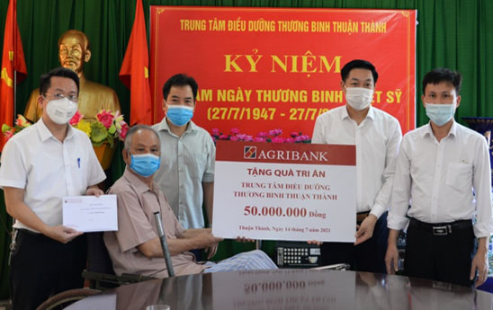 Agribank Bắc Ninh tặng quà tri ân Trung tâm Điều dưỡng thương binh Thuận Thành