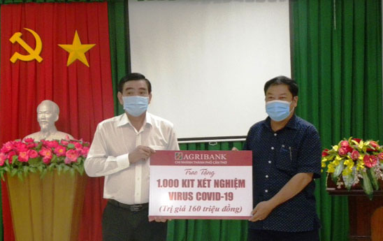 Agribank Cần Thơ ủng hộ 1.000 bộ kit xét nghiệm Virus Covid-19