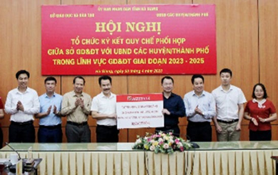 Agribank Ha Giang trao 5 ty dong xay dung cong trinh nha luu tru