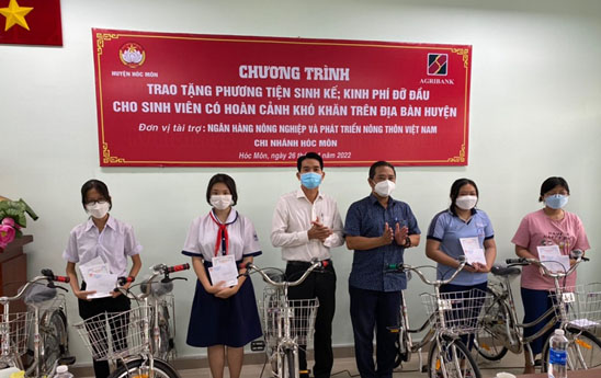 Agribank Hóc Môn trao tặng phương tiện sinh kế cho người nghèo và học sinh sinh viên có hoàn cảnh khó khăn