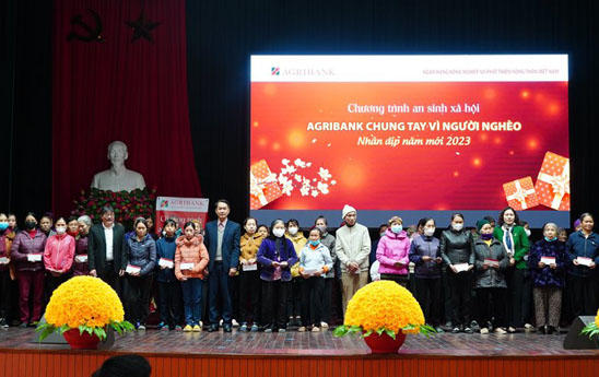 Agribank Hung Yen trao tang 600 suat qua nhan dip Tet Quy Mao 2023