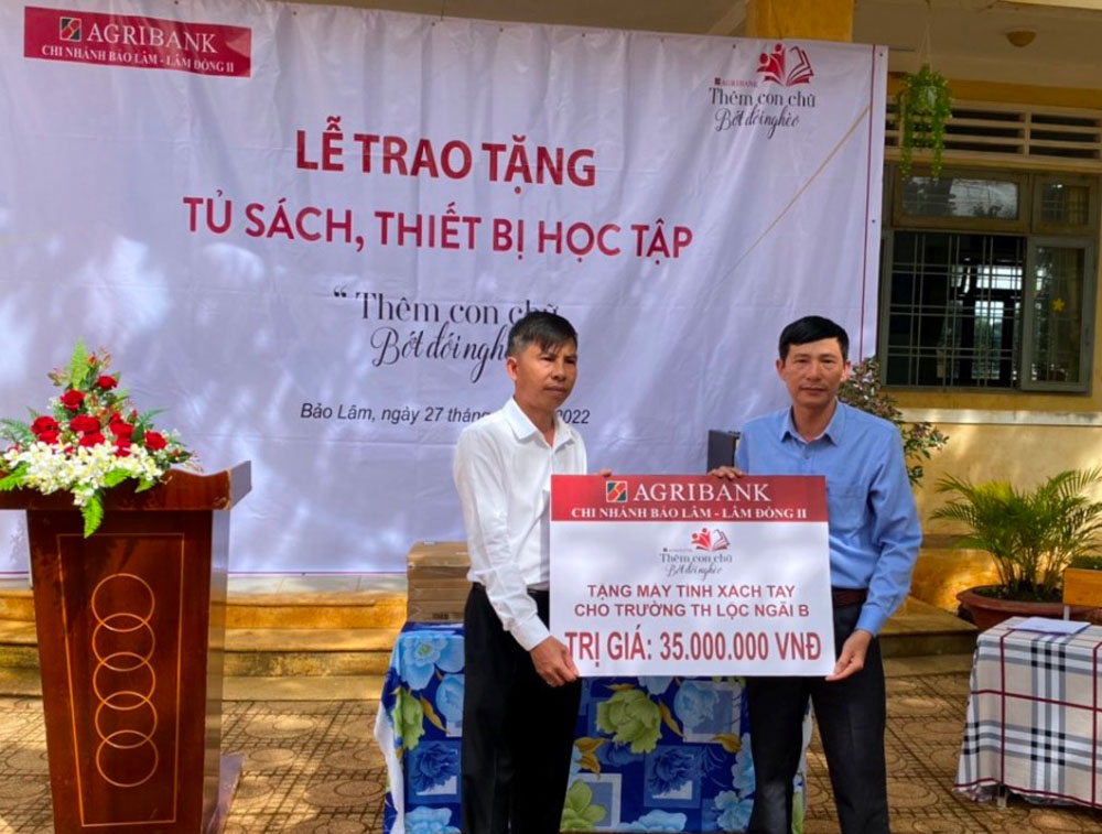 Agribank Lam Dong II trao tang thiet bi hoc tap cac truong hoc 2