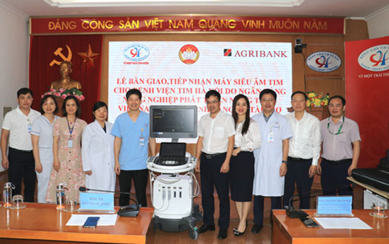 Agribank Lang Ha trao tang thiet bi y te cho Benh vien Tim Ha Noi