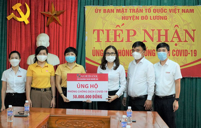 Agribank Nam Nghe An tiep tuc ung ho 400 trieu dong cho cong tac phong chong dich 3