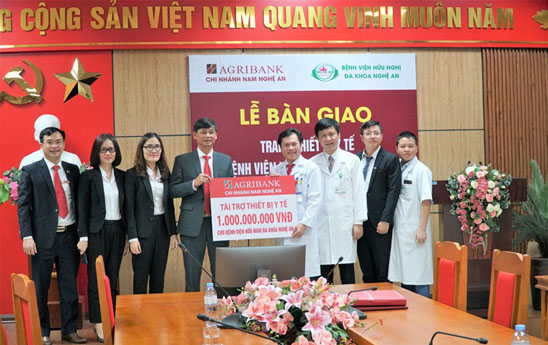 Agribank Nam Nghệ An trao tài trợ thiết bị y tế cho bênh viện Hữu nghị đa khoa