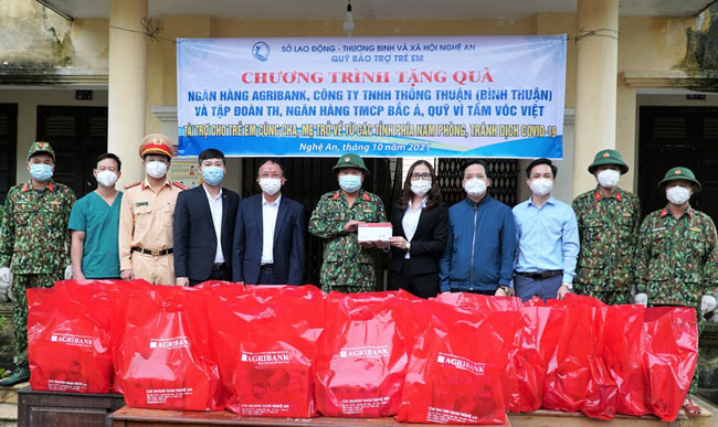 Agribank Nam Nghe An trao tang 600 trieu dong cho tre em cung gia dinh tro ve tu cac tinh phia Nam 2
