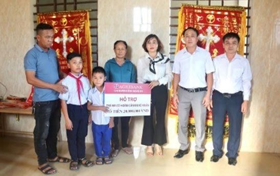 Agribank Nghe An to chuc tham hoi ho tro tre mo coi