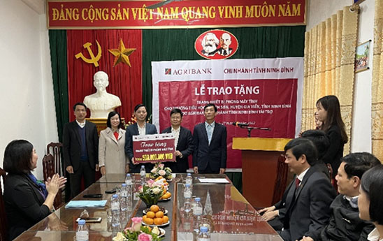 Agribank Ninh Binh trao tang phong may tinh