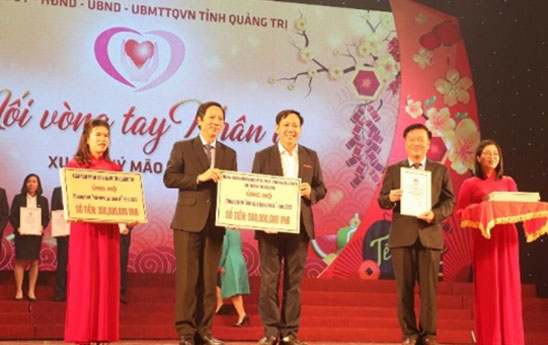 Agribank Quang Tri trao tang 500 trieu dong ho tro nguoi ngheo