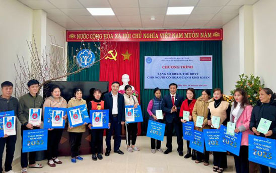 Agribank Thanh Hoa trao tang so BHXH The BHYT