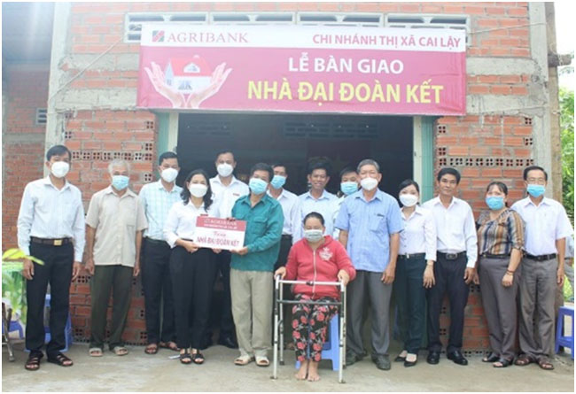 Agribank Tien Giang trao tang 5 can nha dai doan ket 2